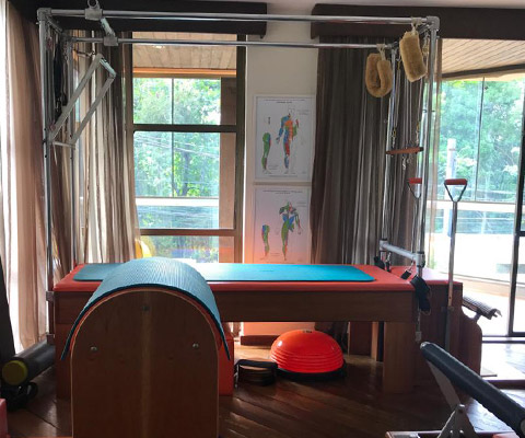Sala de Pilates com cadillac e aparelhos