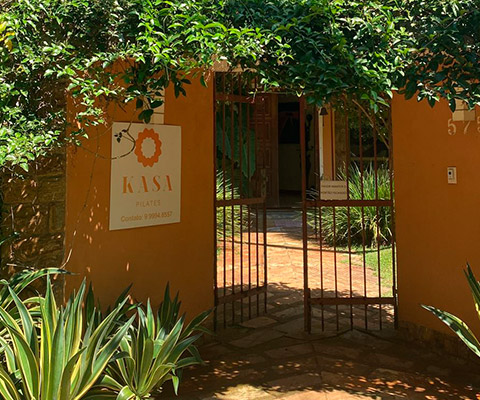 Entrada e portão do estúdio KASA